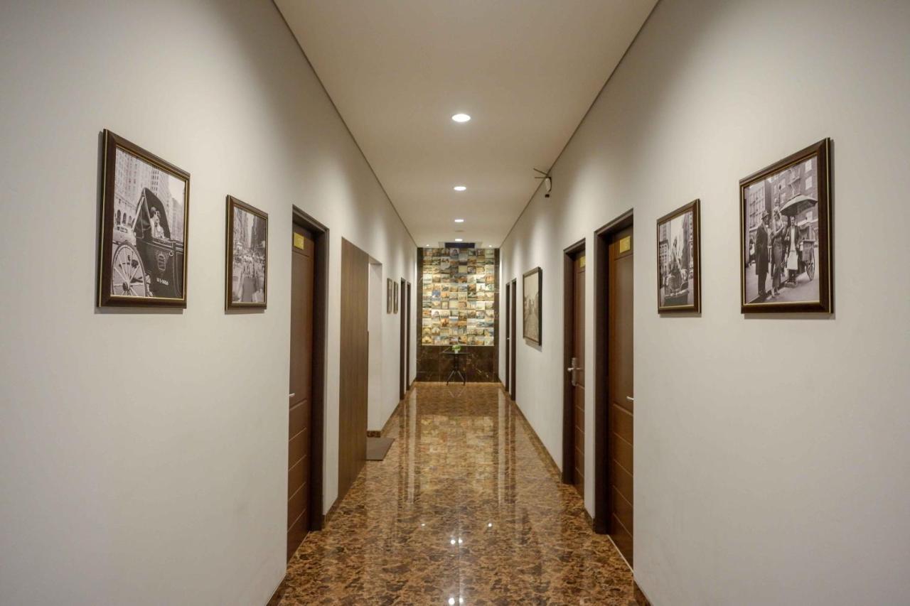 Sans Hotel Empress Simpang Lima Semarang Exterior photo